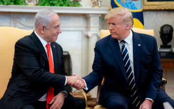 Bibi a politikai hűséggel