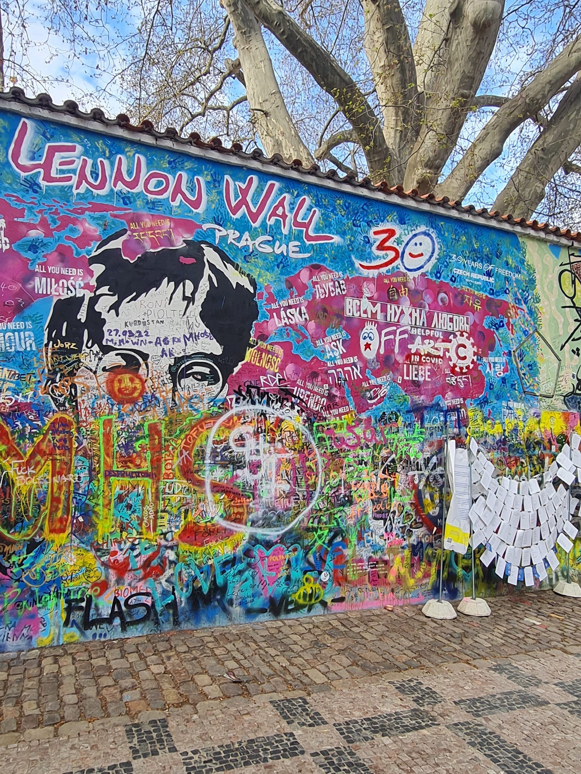 A John Lennon-fal. Felfújható változat