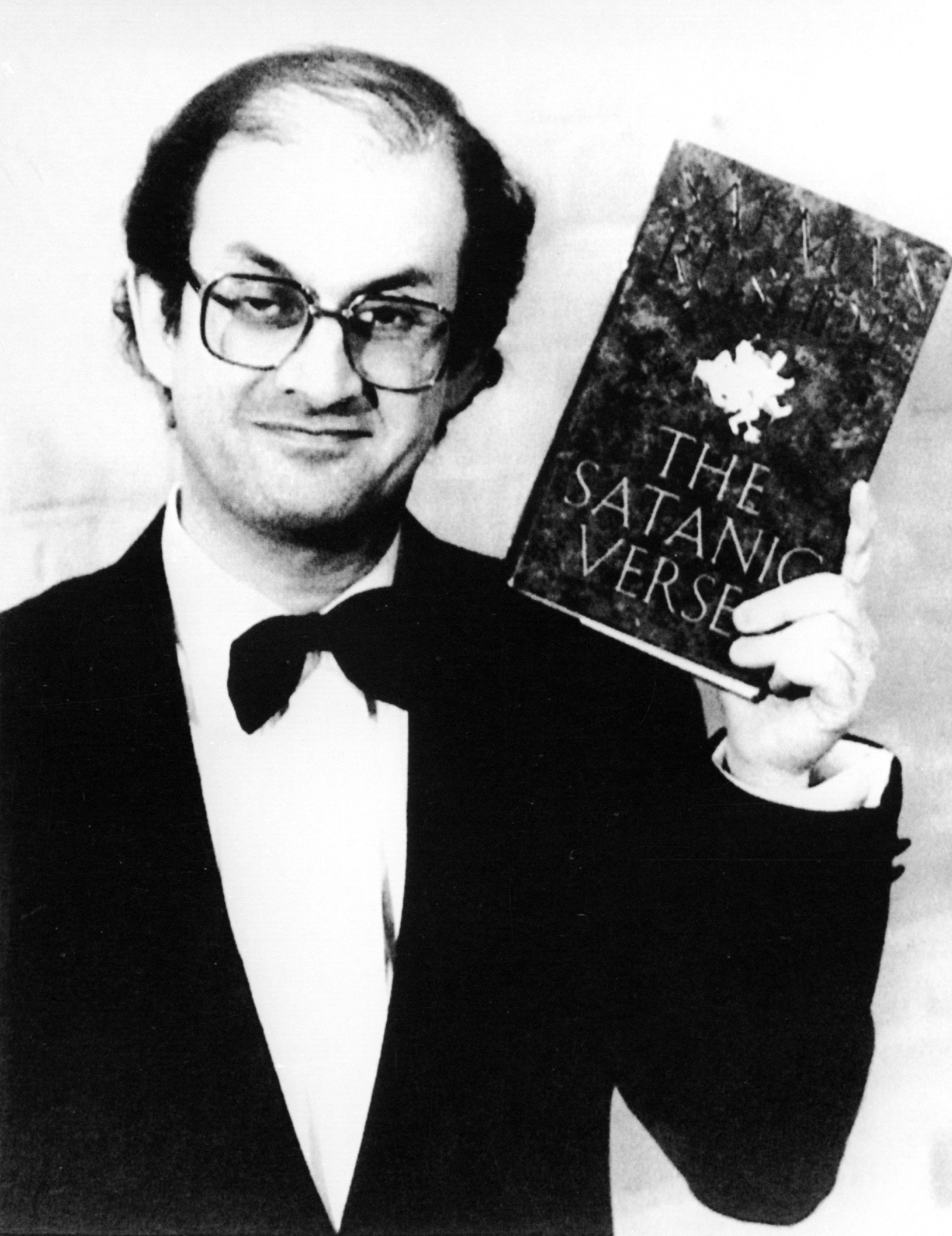 Megkéselték Salman Rushdie-t