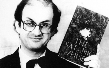 Megkéselték Salman Rushdie-t