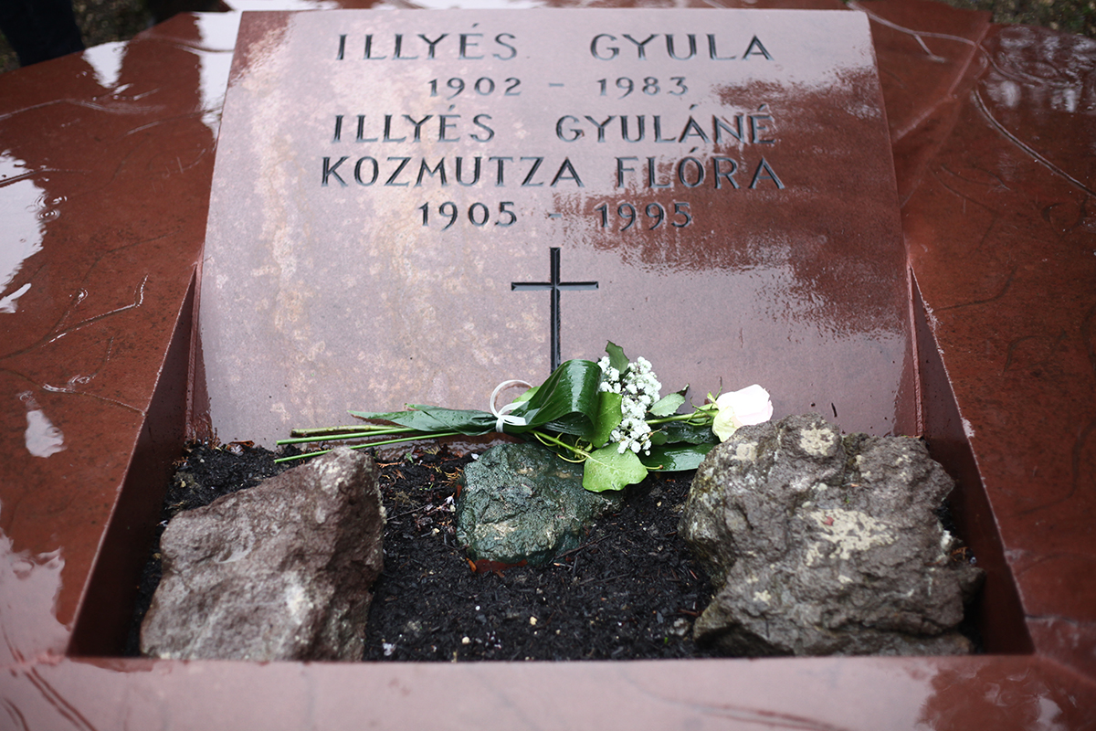 Illyés Gyula síremlékének megáldásán