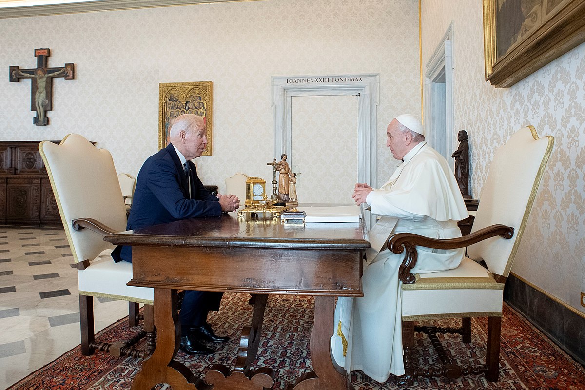 Meglássátok: Biden majd a pápának paríroz!