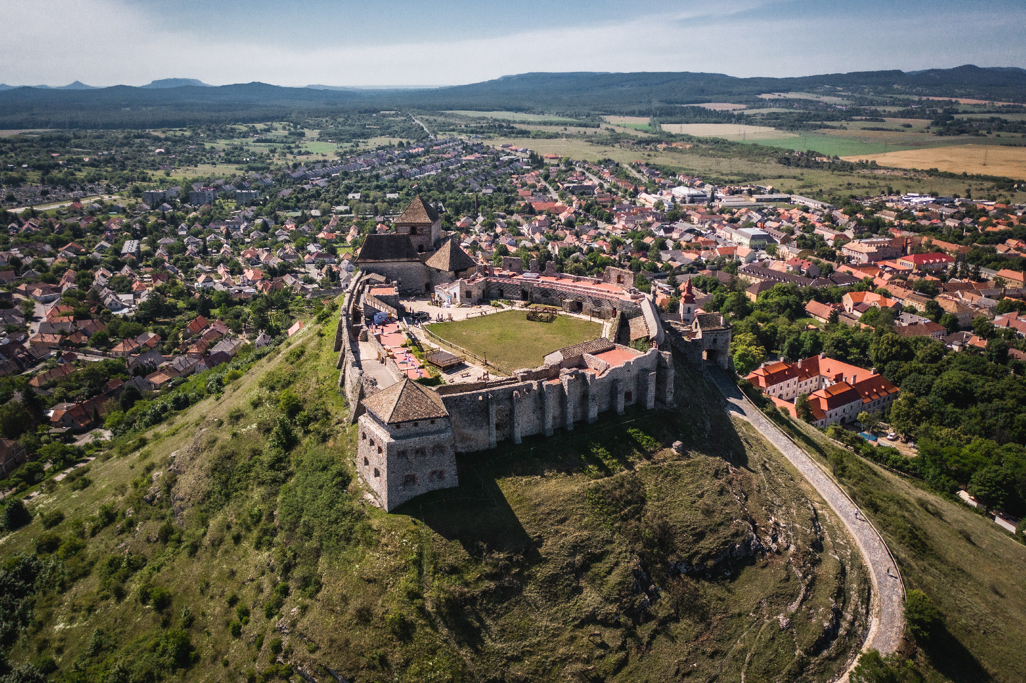 Vár állott, most festett kőhalom