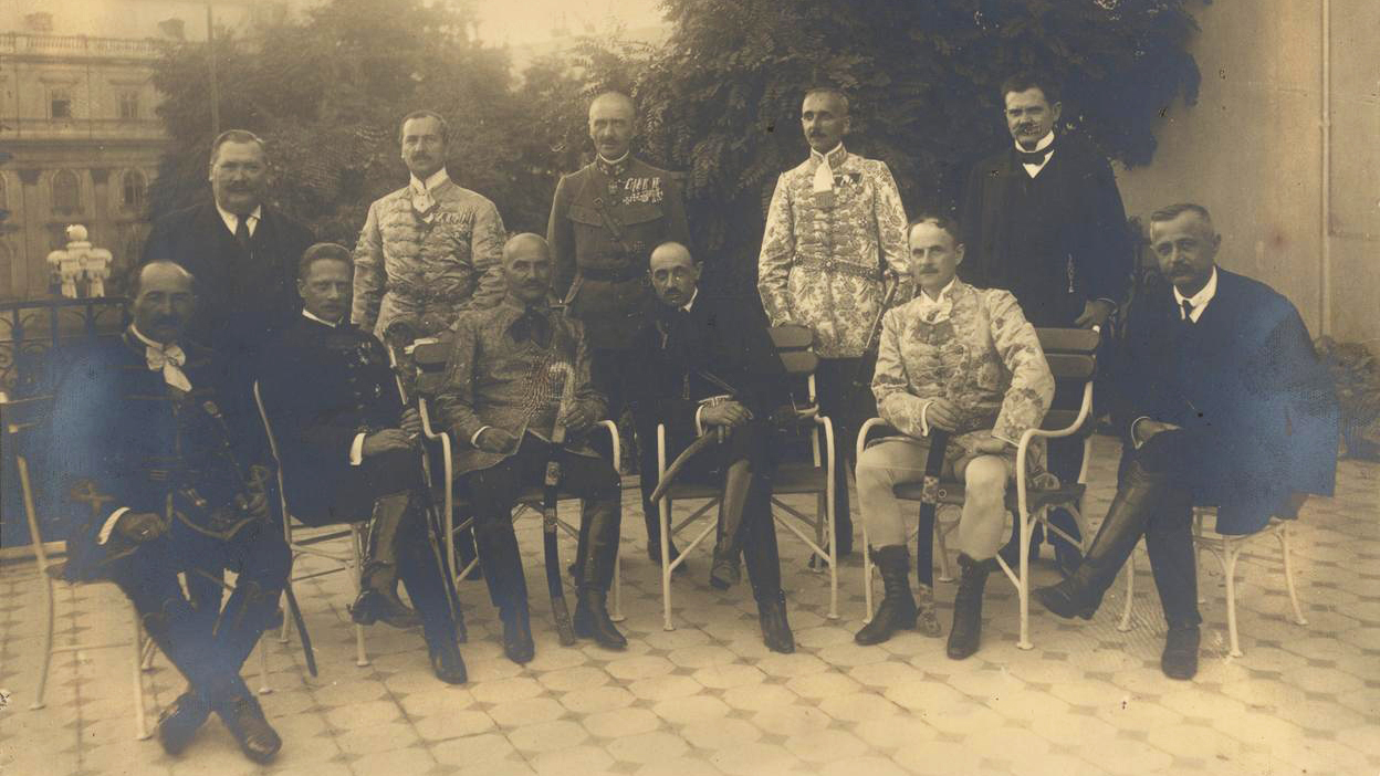 Két malomkő között őrlődve