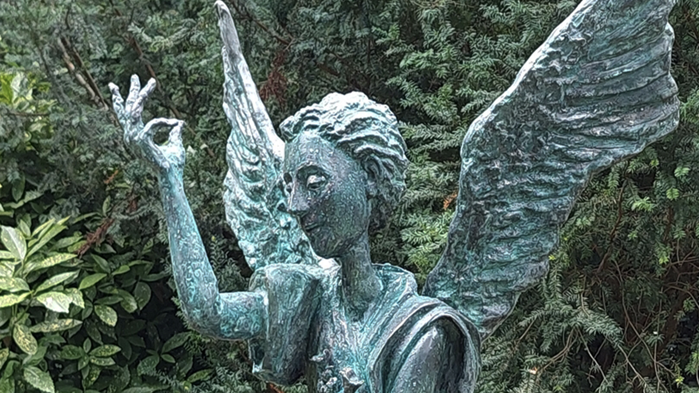 Tóth Ernő bronzba zárt angyali üdvözlete