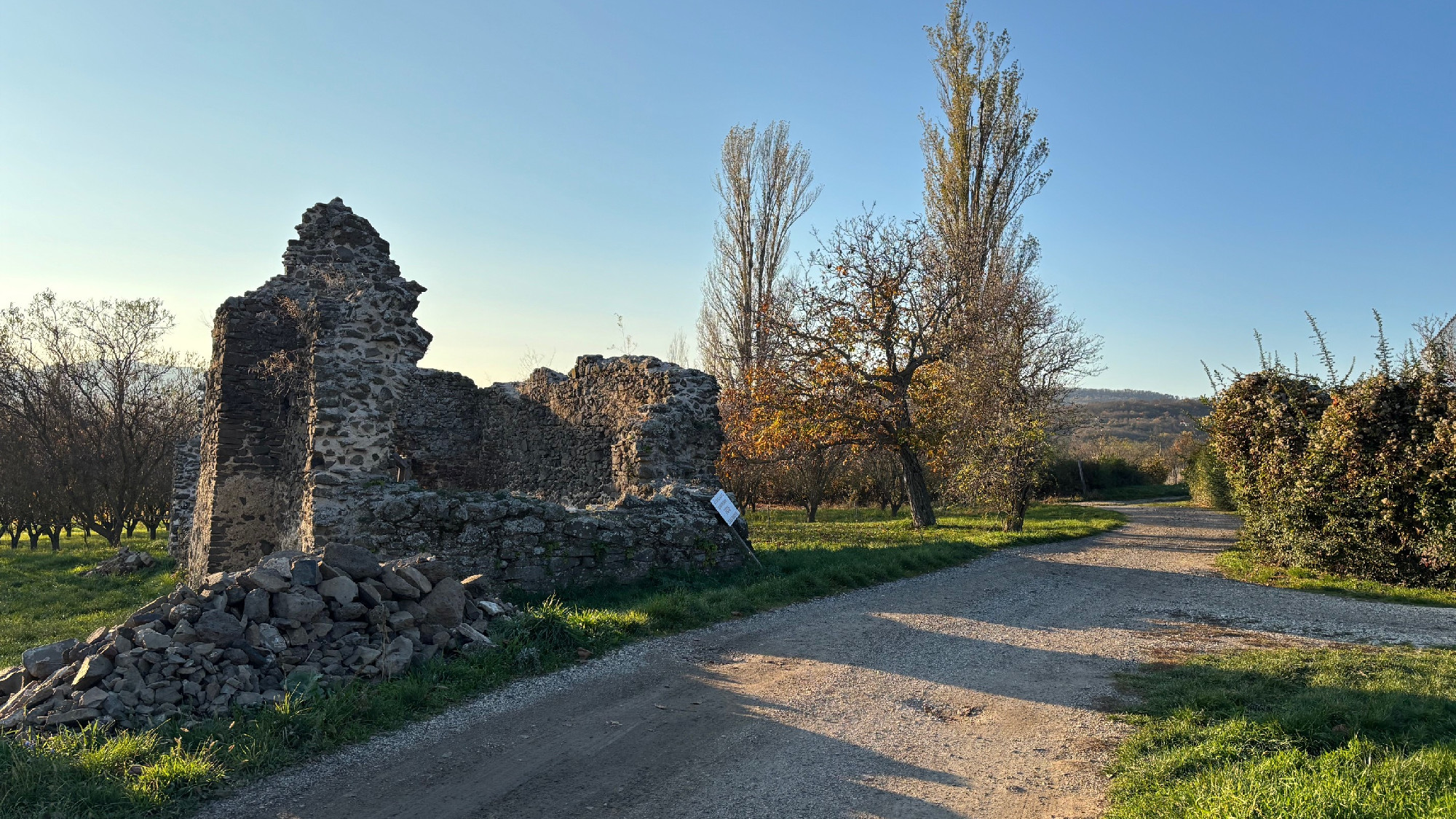 Töttöskáli csönd