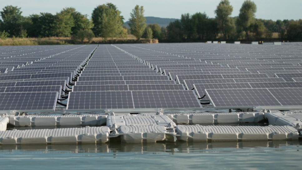 Úszó napelemek a szegedi lézerközpontban