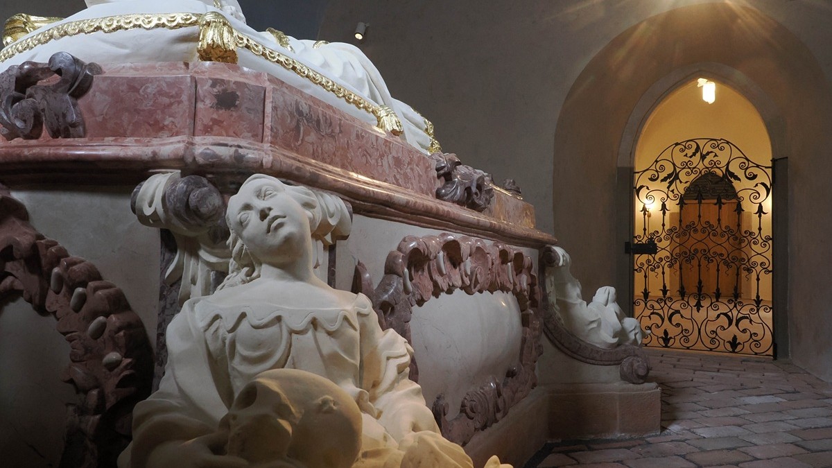 Barokk pompa gótikus térben