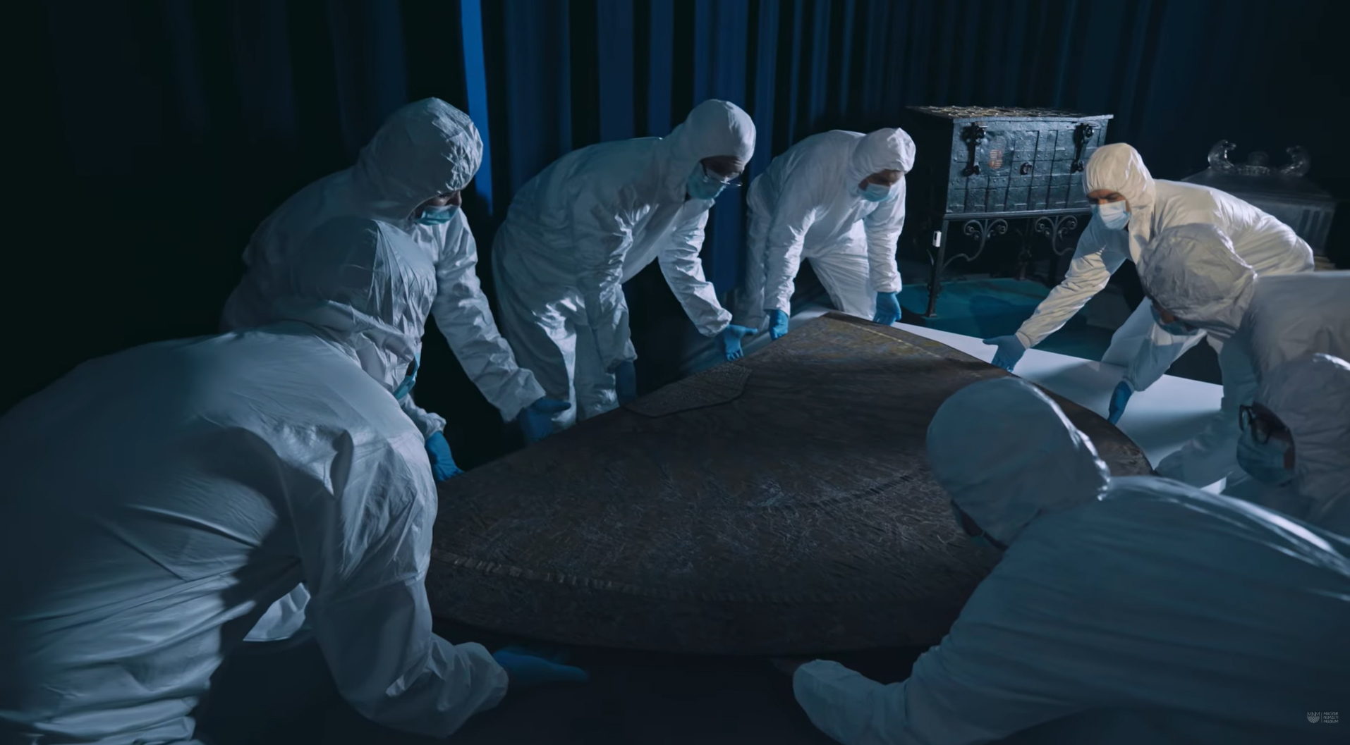 Ideiglenesen eltűnik a koronázási palást