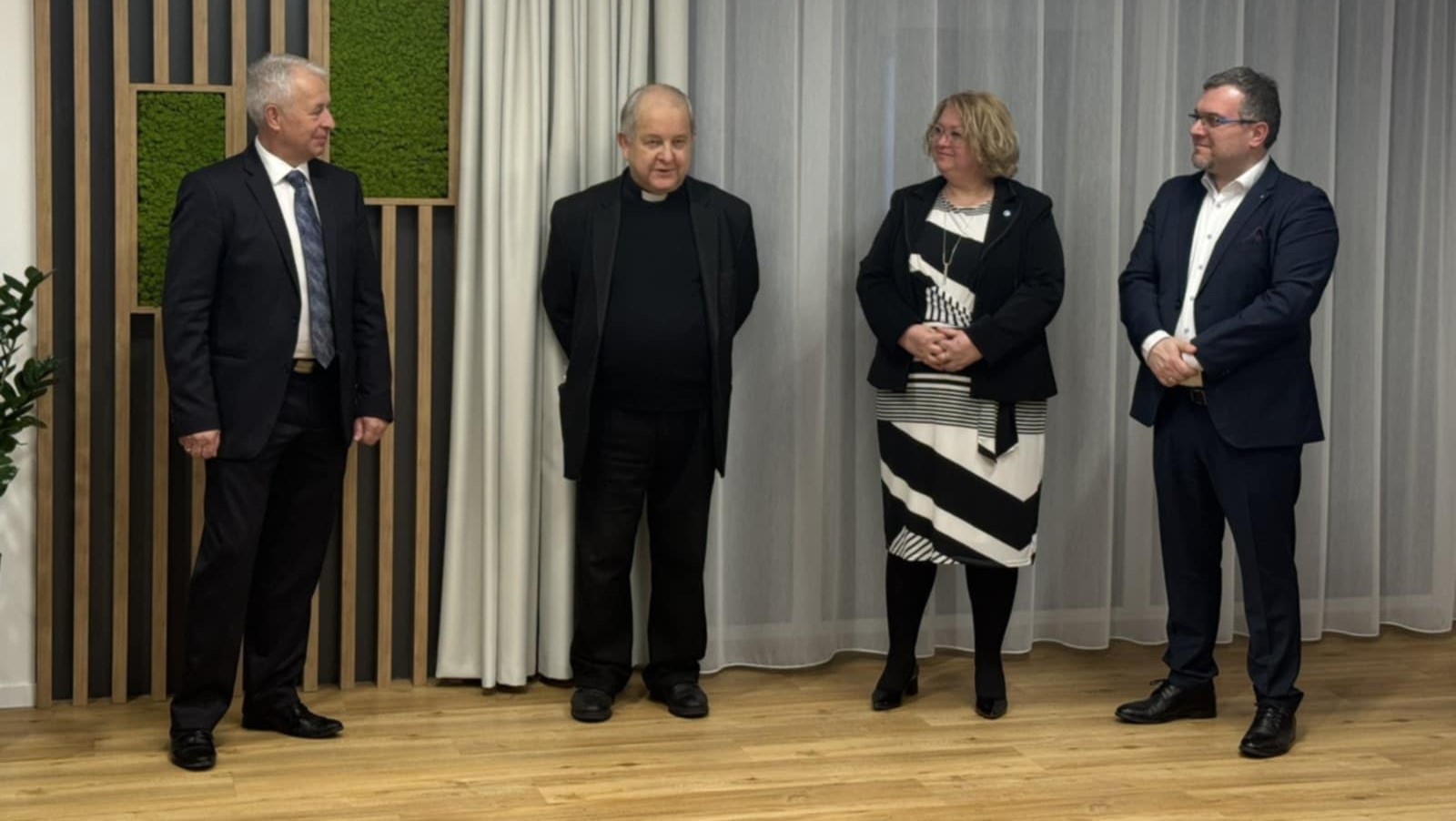 Mit üzen az érsek a banknak?