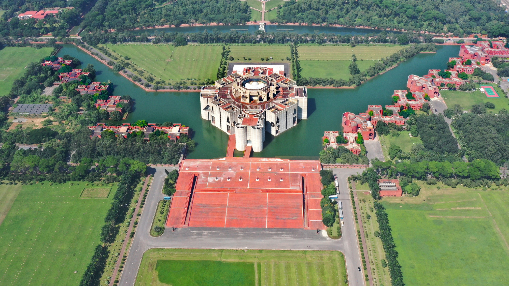 A kint és bent igazsága