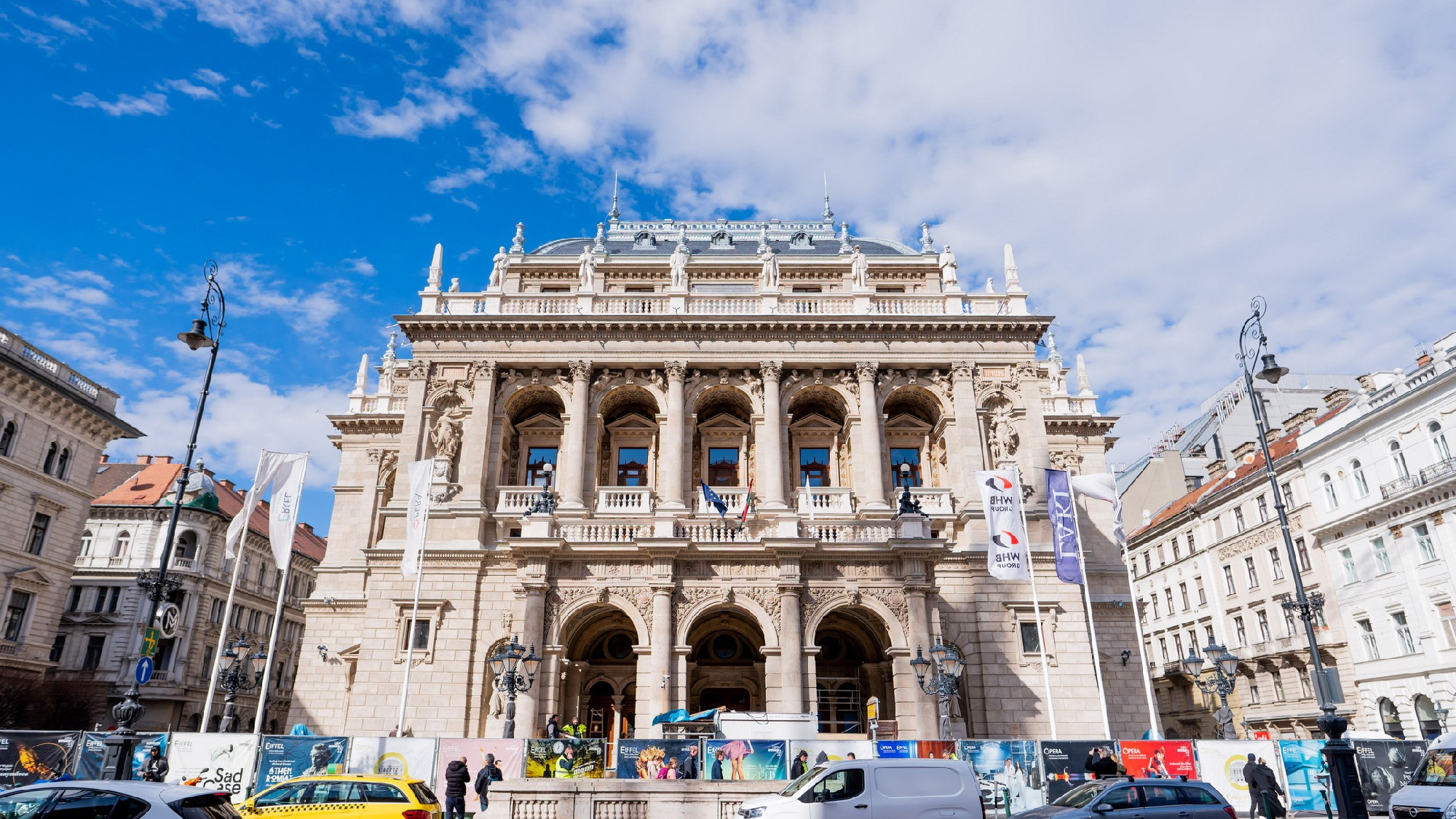 Kelet felé tekint az Opera