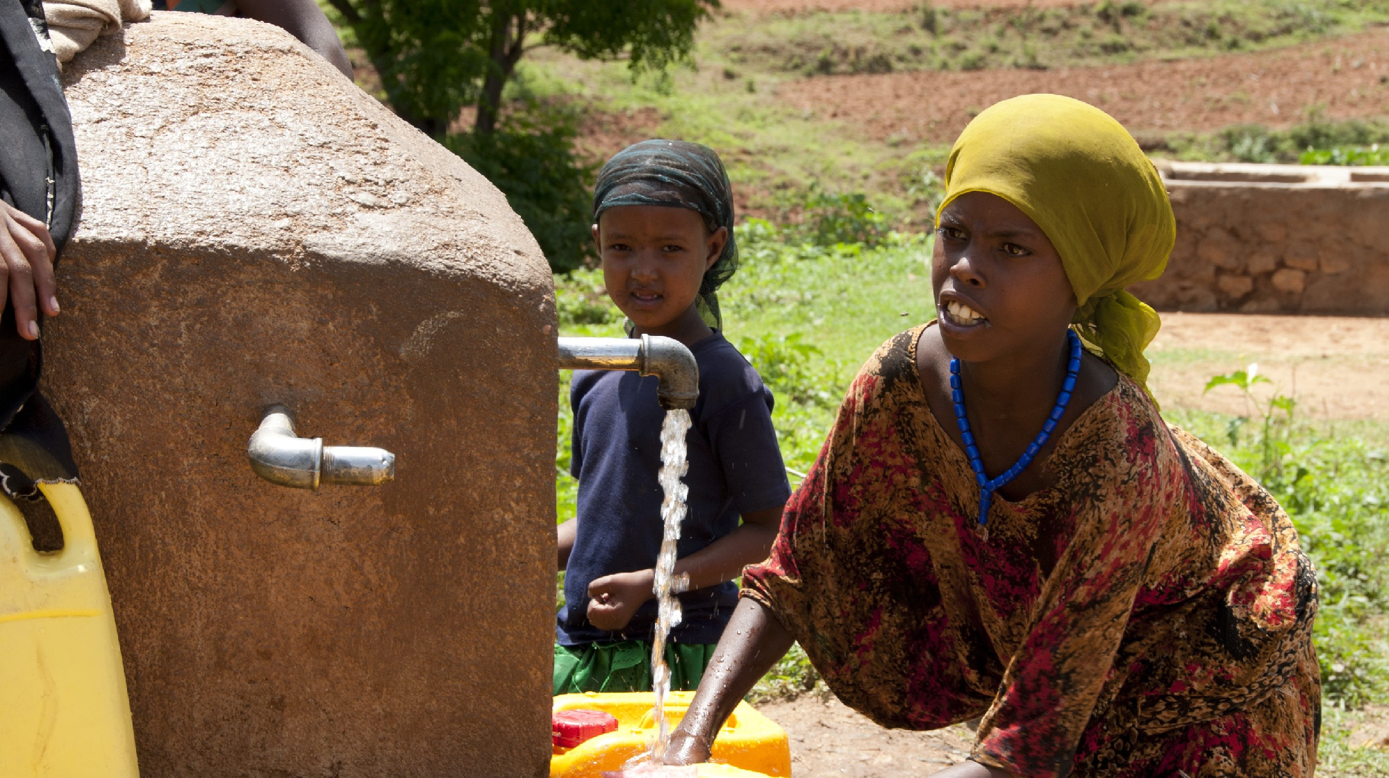 Vízhordó nők Afrikában