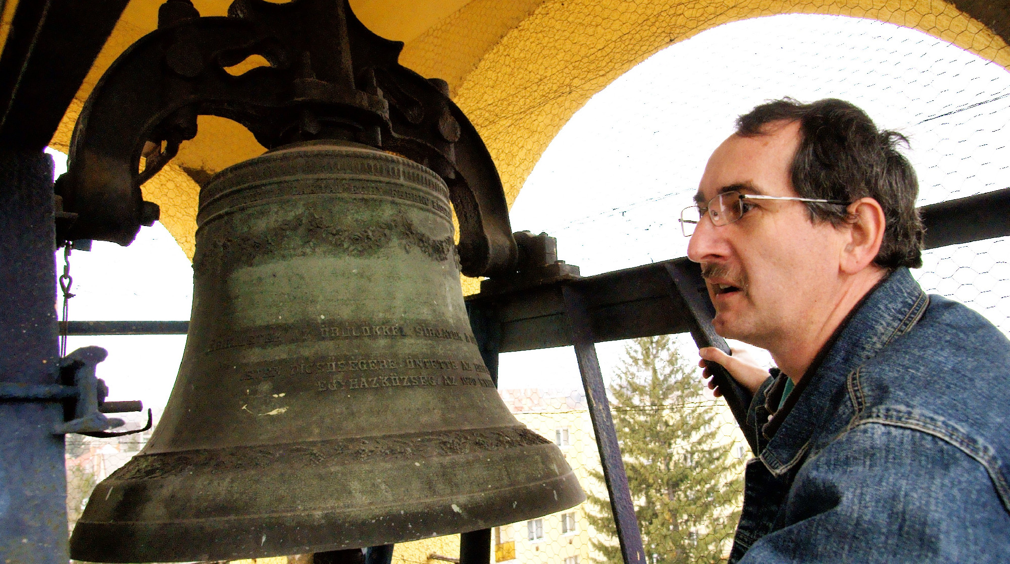 Hívom az élőket…