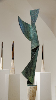 Kalmár János: METAXU X. 2022, bronz, mészkő, 186x30x18 cm Fotó: Kalmár János